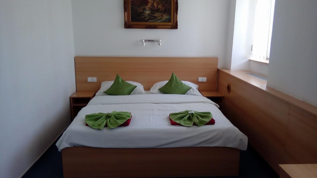 Hotel O.K. 1 Beroun  Bagian luar foto